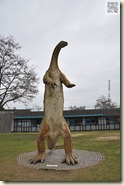 Dino vor dem Museum
