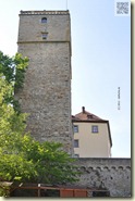 der mächtige Turm