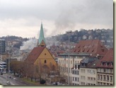 Hinter der Kirche sind die Rauchwolken zu sehen...