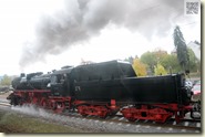 52 7596 bei der Parallelfahrt mit 01 50