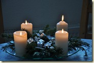 vier Kerzen auf dem Adventskranz brennen
