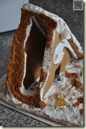 das Lebkuchenhaus wird gegessen