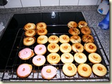 Donuts mit Streuseln und Erdbeerguß