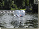 Kugeln zum übers Wasser laufen