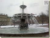 der eingefrorene Springbrunnen am Schlossplatz