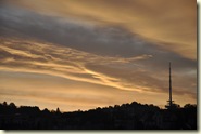 Blick in den Sonnenaufgang mit Fernmeldeturm