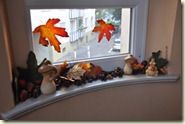 Herbstlaub, Kastanien und Pilze am Fenster