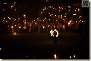 die Feuershow im Innenhof der Burg