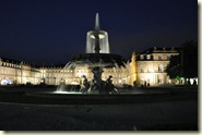 Beleuchtetes Schloss mit Springbrunnen