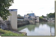 Blick über das zweiteilige Wehr mit Kraftwerk