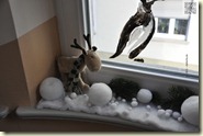 Rentiere und Pinguine am Fenster